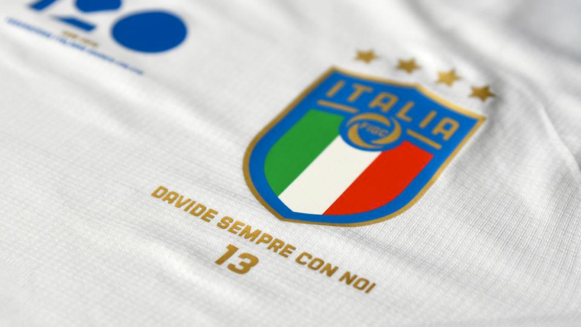 Italia homenajea a Davide Astori con camiseta