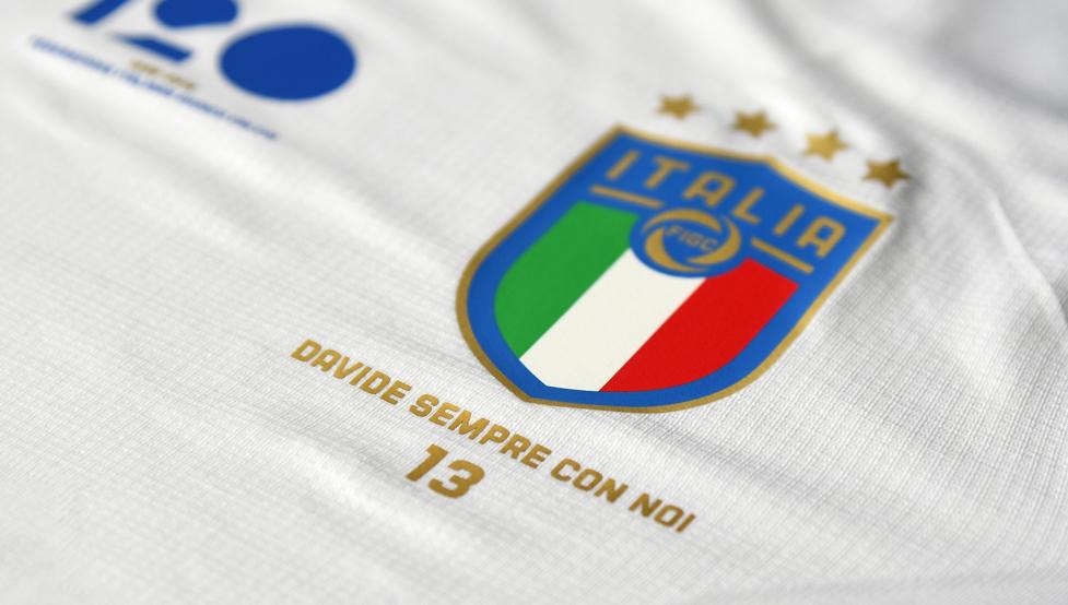 Italia homenajea a Davide Astori con camiseta 0