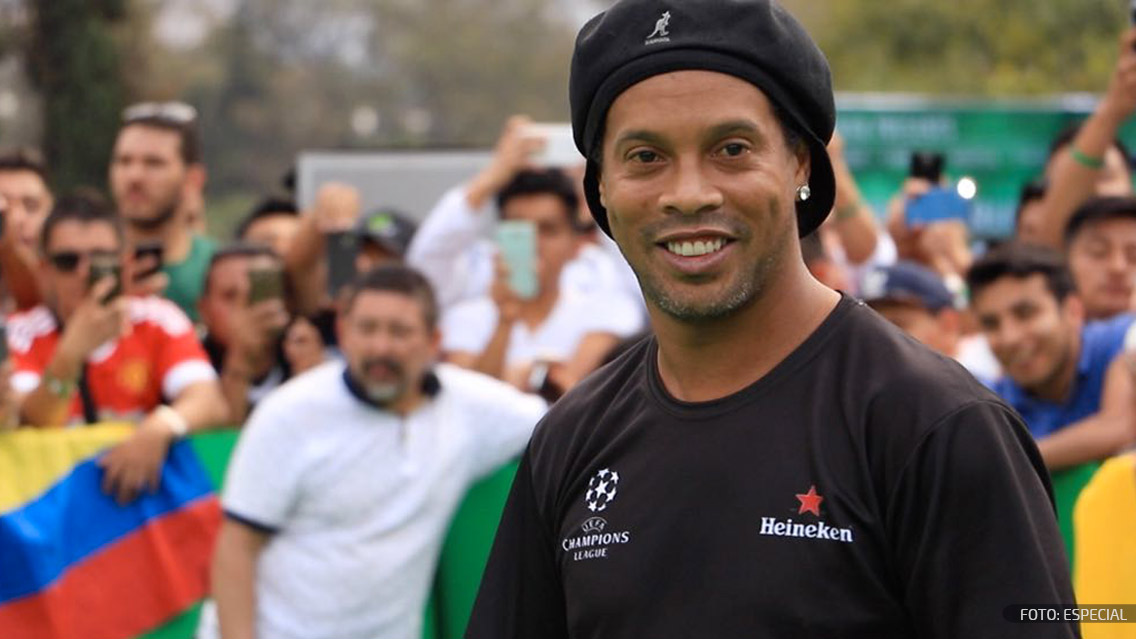 Ronaldinho deleita aficionados en el Trophy Tour de la Champions League