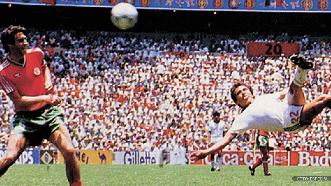 El gol de Manuel Negrete elegido como el mejor en la historia de los Mundiales.