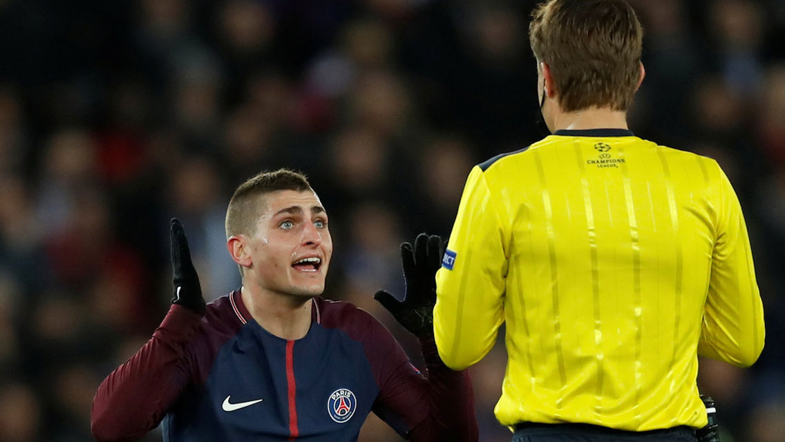 Marco Verratti carga en contra de Lionel Messi