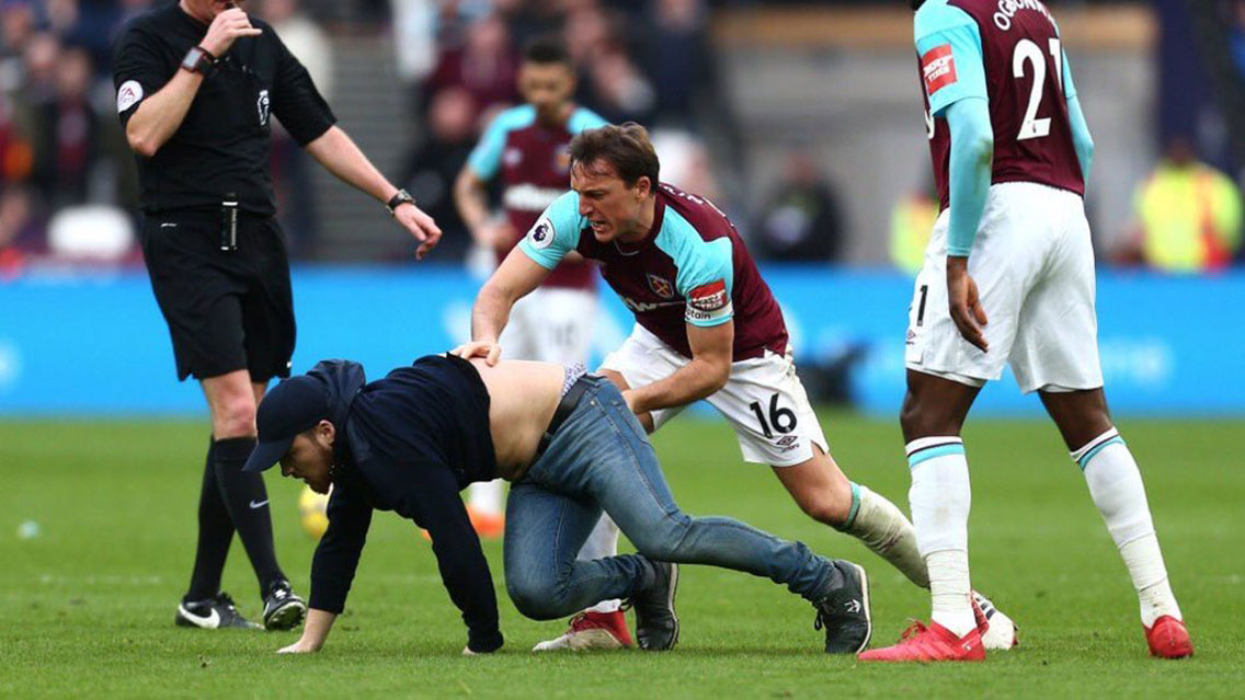 Aficionados de West Ham, furiosos se meten a la cancha