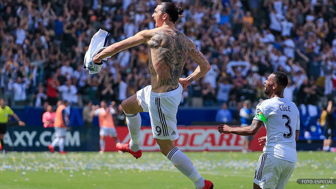 Zlatan le gana a Carlos Vela con debut de ensueño en Galaxy