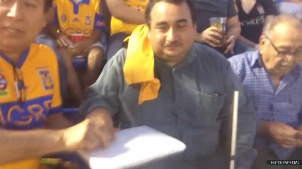 Aficionado de Tigres narró partido ante Cruz Azul a su amigo invidente