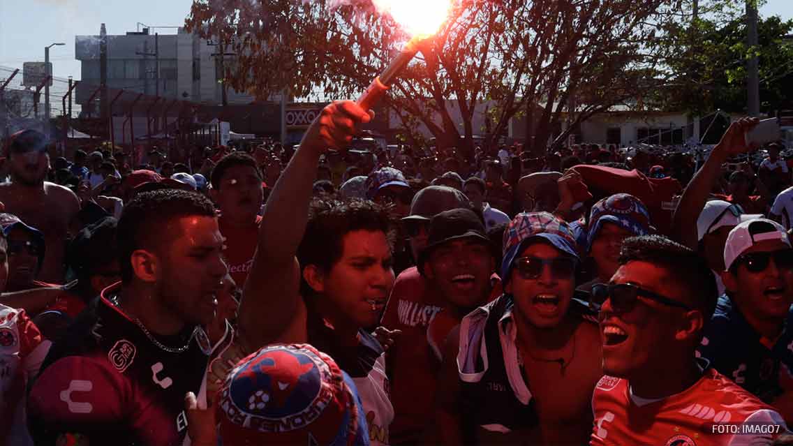 Aficionado del Veracruz sufre accidente tras reclamar penal