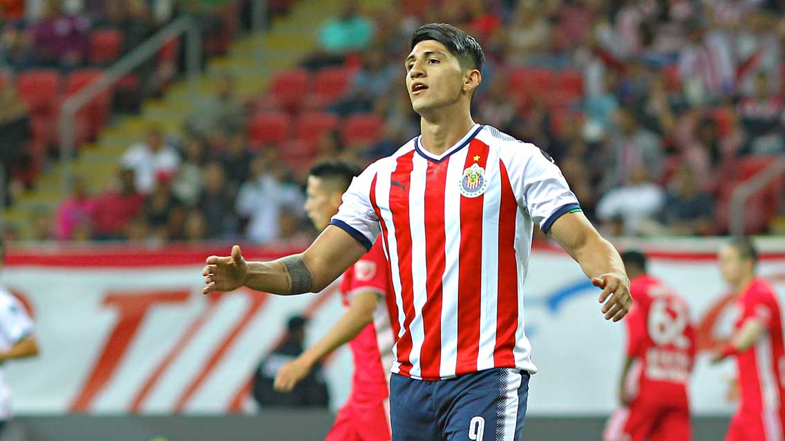 Alan Pulido y Antonio Carlos Santos se enfrentan en Twitter