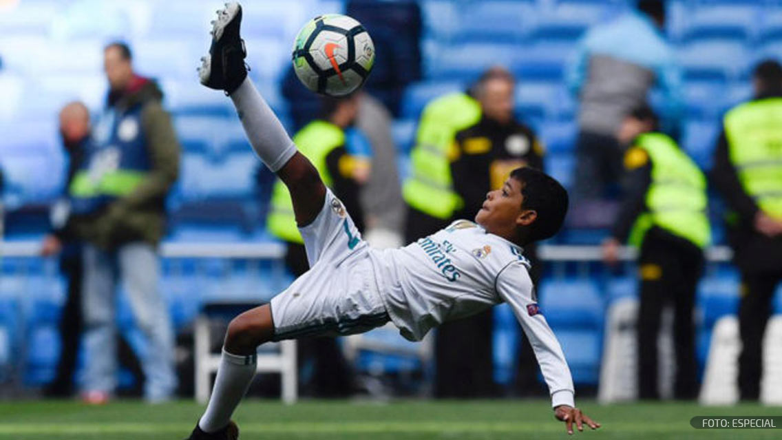 Cristiano Jr revive la chilena de su padre en el Bernabéu