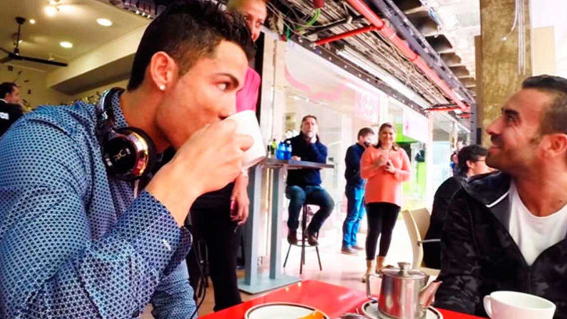 Cristiano Ronaldo y la increíble proeza de tomar un té