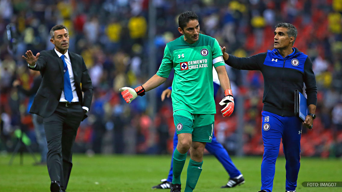 Cruz Azul defiende a Corona y culpa a camarógrafo por “no ser la primera vez”