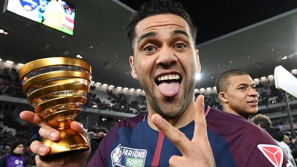 Dani Alves, el futbolista con más trofeos en la historia