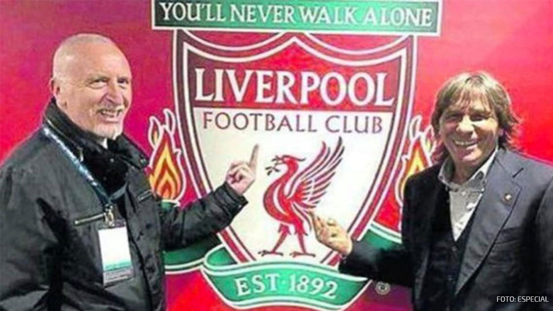 La seña obscena de ex jugadores de la Roma al escudo del Liverpool