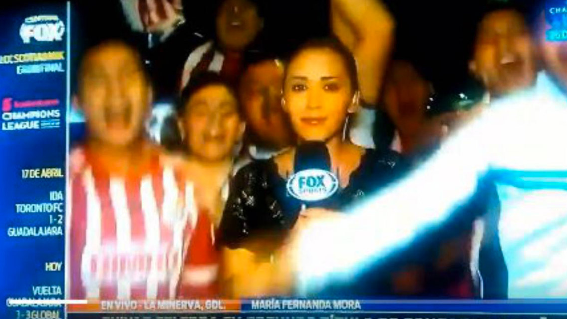 Aficionados de Chivas acosan a reportera en vivo