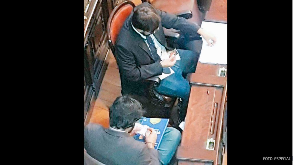 Intercambian estampitas del Mundial en Asamblea Legislativa