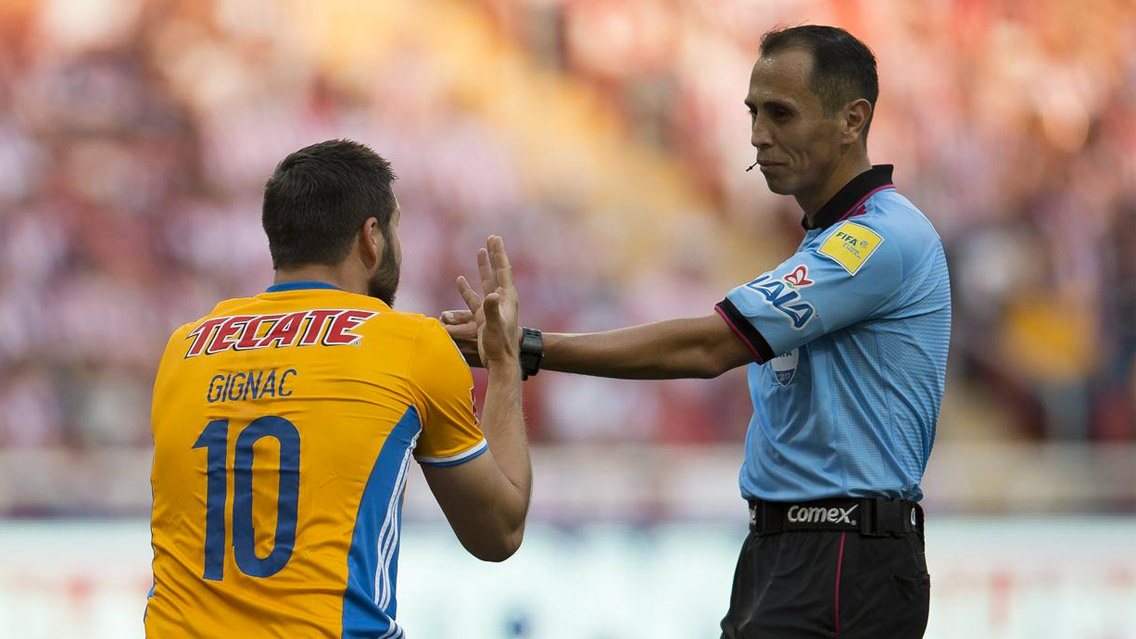 Santander lo acepta: era penal en la final Chivas vs Tigres