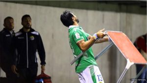 Sebastián Abreu se vuelve “Loco” y lanza mesa a aficionados 0
