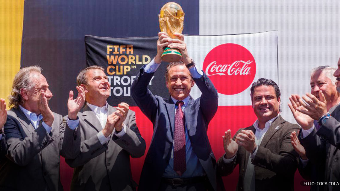 ¡Llegó el trofeo! Aterrizó la Copa del Mundo de la FIFA en México