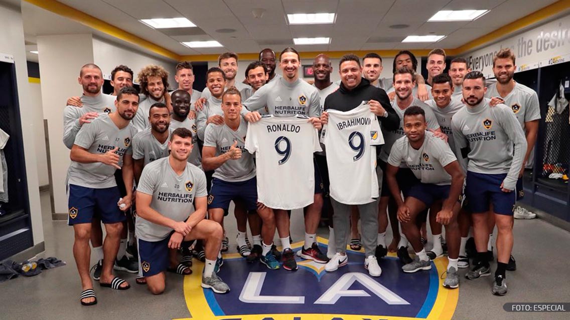 Zlatan y Giovani reciben una visita muy especial con el Galaxy