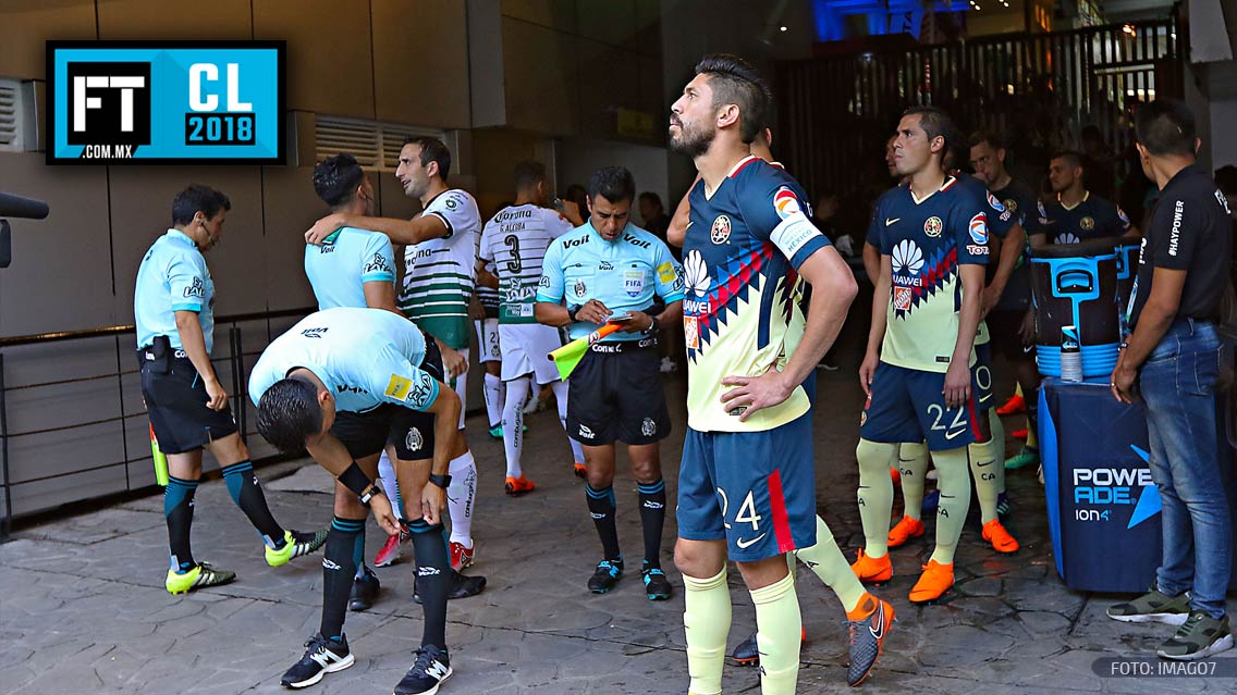 Jugadores de América y Santos se preparaan para ingresar a la cancha.