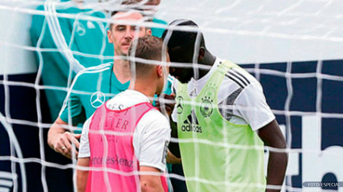 Dos jugadores de Alemania se encaran en el entrenamiento