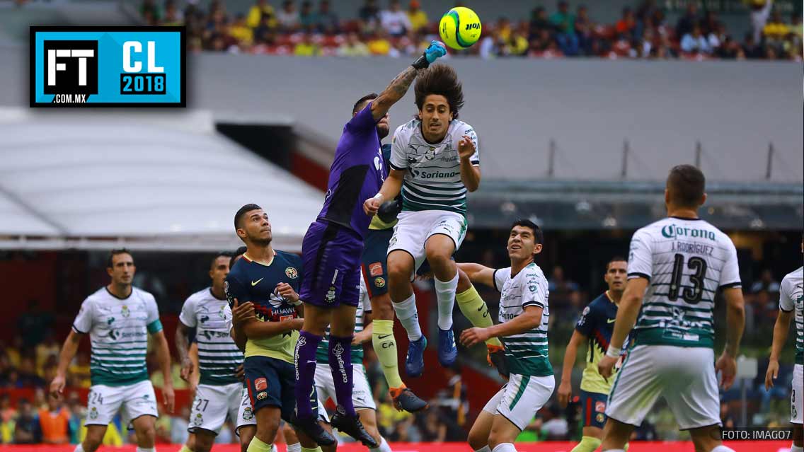 Jonathan Orozco despeja un balón