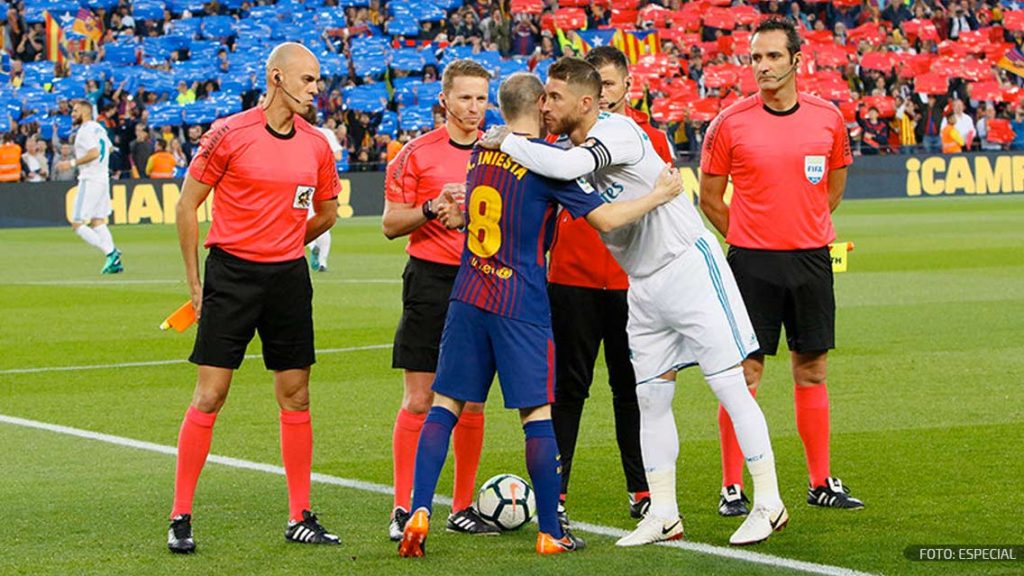 Iniesta regaló su playera a Sergio Ramos y se dedicaron emotivas palabras