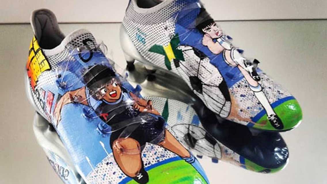 Lukas Podolski presume sus botines de los Supercampeones