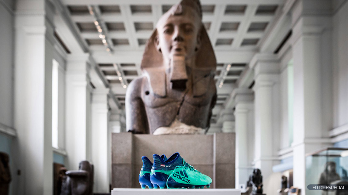 El museo Británico coloca ¡las botas de Salah!