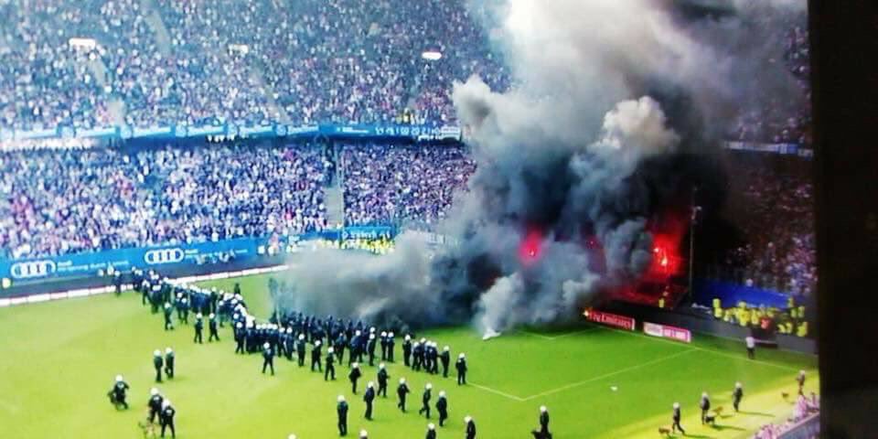 Hamburgo desciende por primera vez y Ultras incendian butacas 1