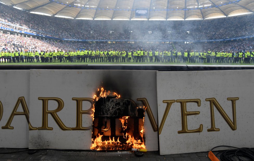 Hamburgo desciende por primera vez y Ultras incendian butacas 0