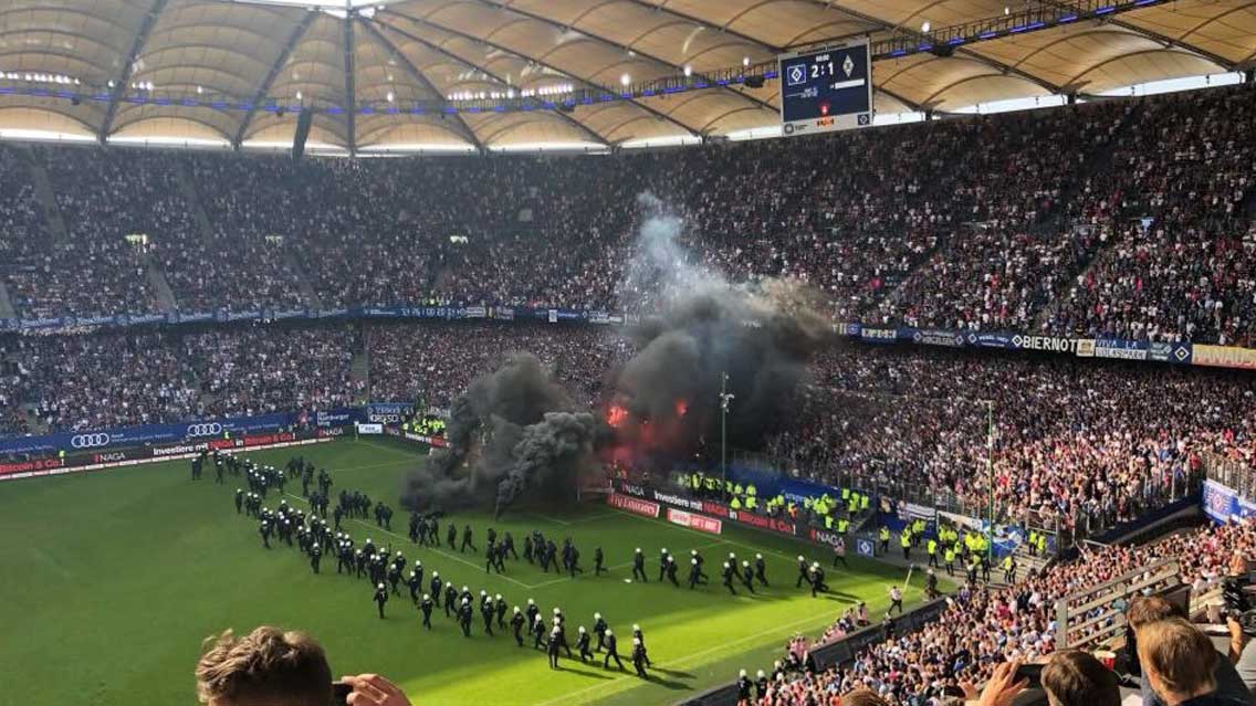 Hamburgo desciende por primera vez y Ultras incendian butacas