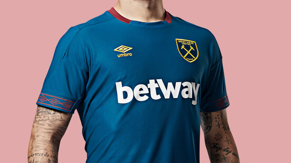 West Ham se olvida de Chicharito en presentación de camiseta