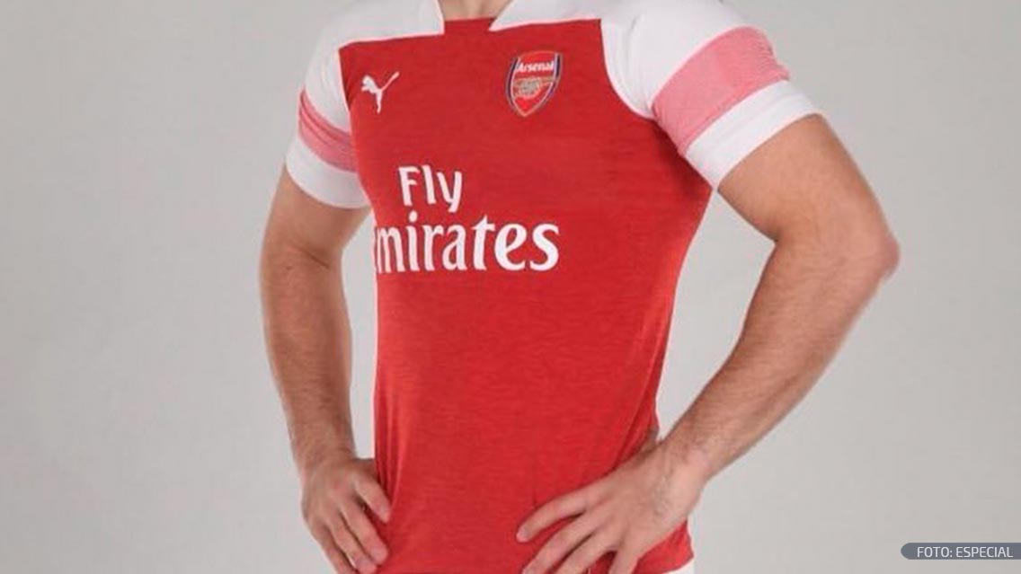 Jugador hace el ridículo en presentación del uniforme del Arsenal