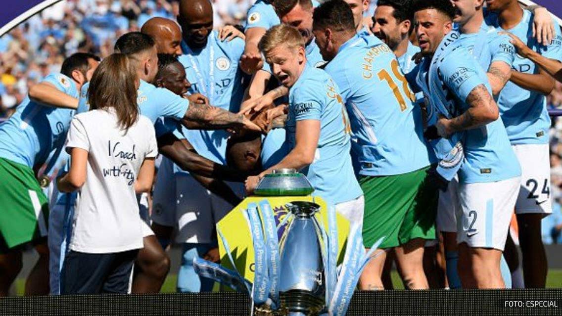 Jugadores del Manchester City aplican un Ramos y tiran el trofeo