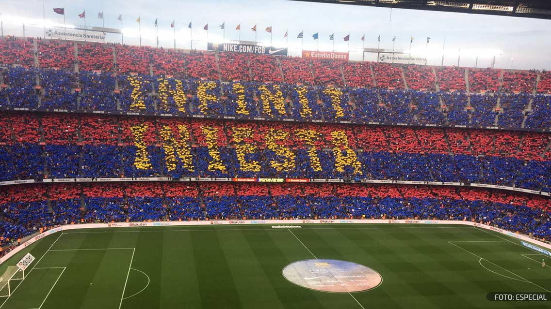 Así recibió la afición del Barcelona a Andrés Iniesta