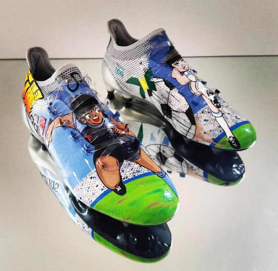 Lukas Podolski presume sus botines de los Supercampeones 1