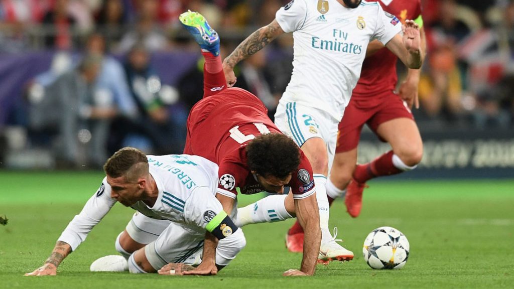 Mohamed Salah muestra su enojo con Sergio Ramos