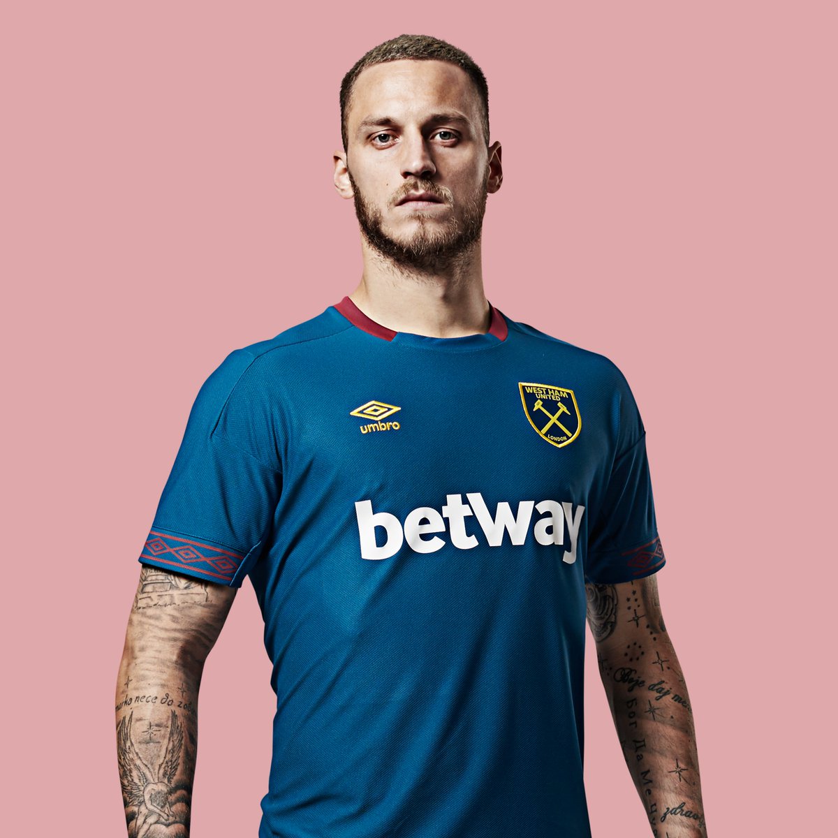 West Ham se olvida de Chicharito en presentación de camiseta 0