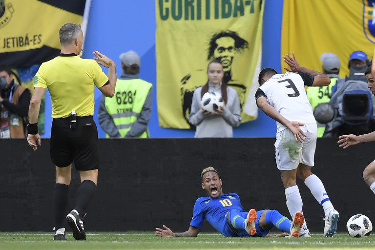 Kuipers no marca falta ante Neymar