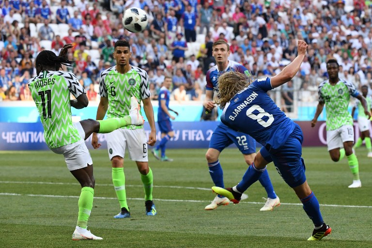 Nigeria e Islandia en la disputa del balón 