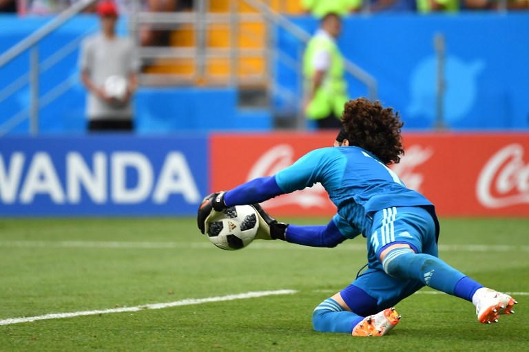 Memo Ochoa a atajado más 