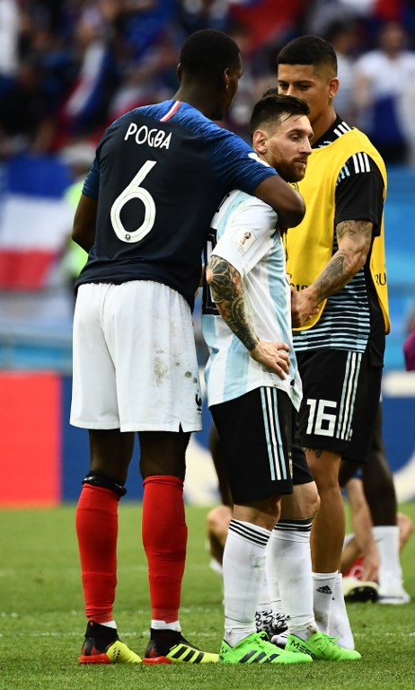 Paul Pogba consuela a Messi