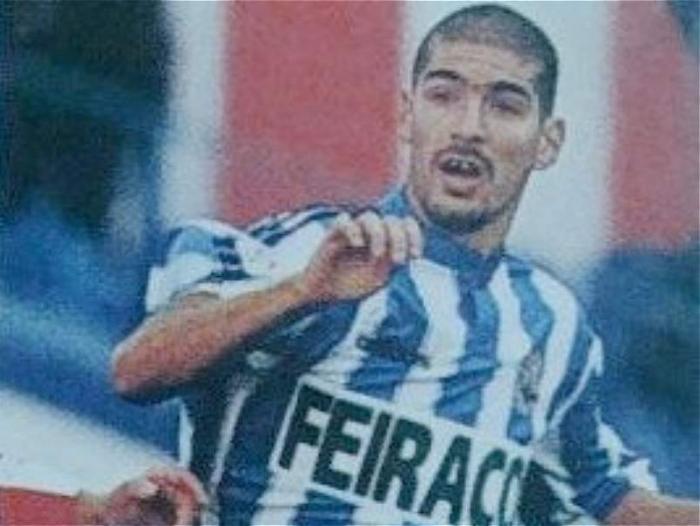 Su segundo club fue Deportivo La Coruña entre 1998 y 2004.