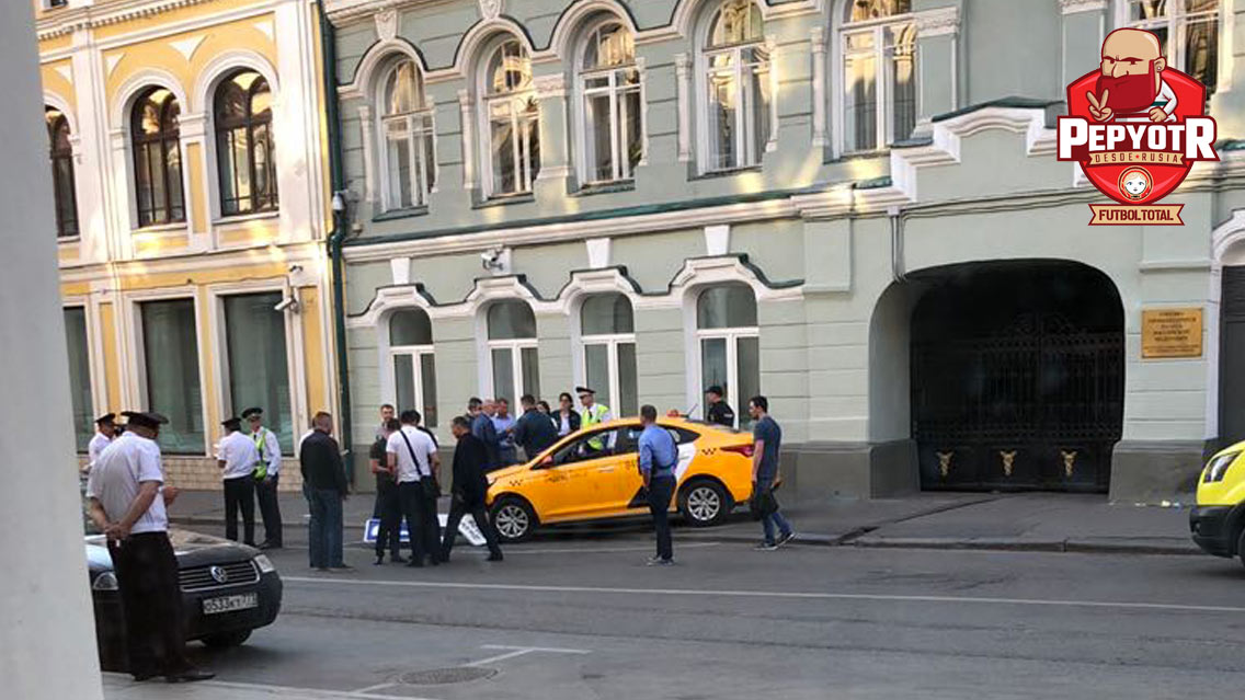 Taxi en Moscú arrolló a una multitud.