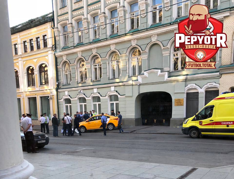 Taxi atropella aficionados en Moscú