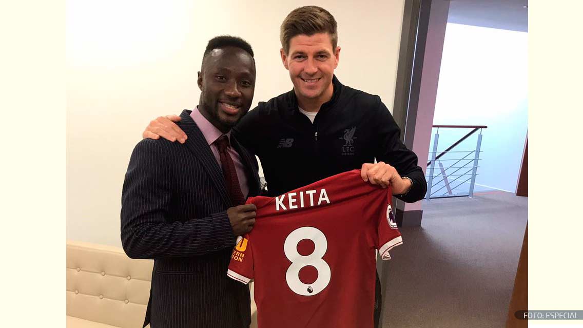 Steven Gerrard le cedió su ‘8’ a Naby Keita