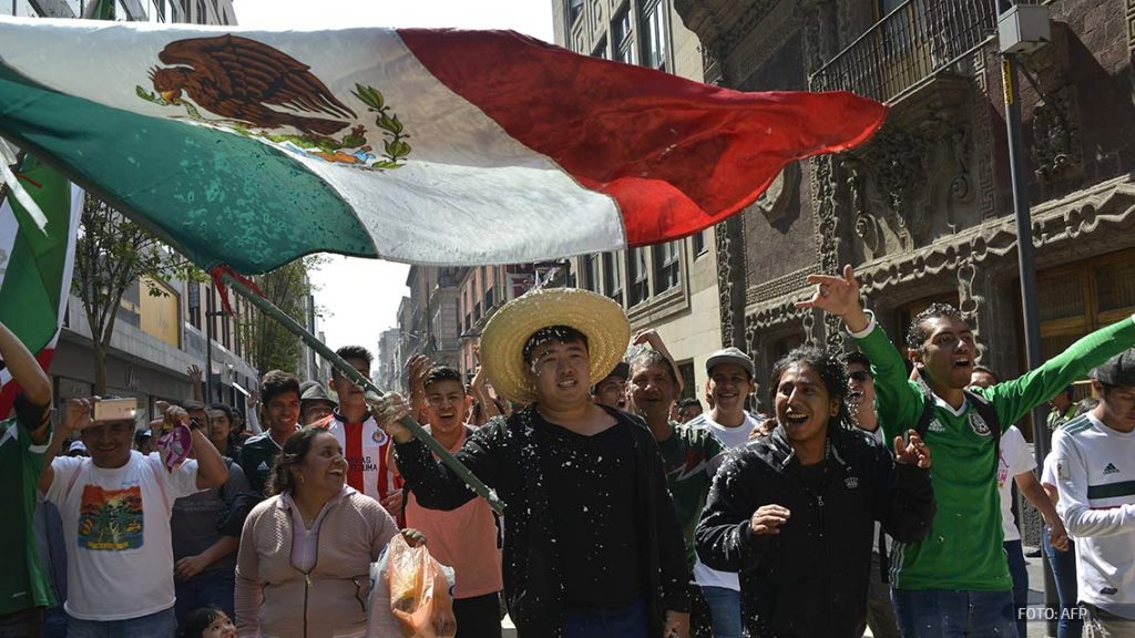 Afición de México celebra pase a octavos en el Zócalo