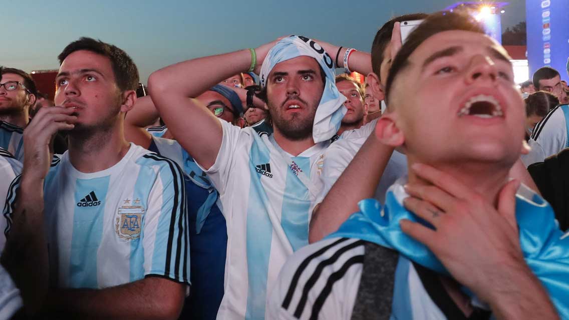 Aficionados de Argentina golpean a croatas en el estadio