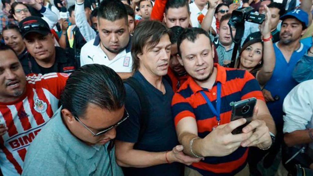 Matías Almeyda, recibido como ídolo por afición de Chivas