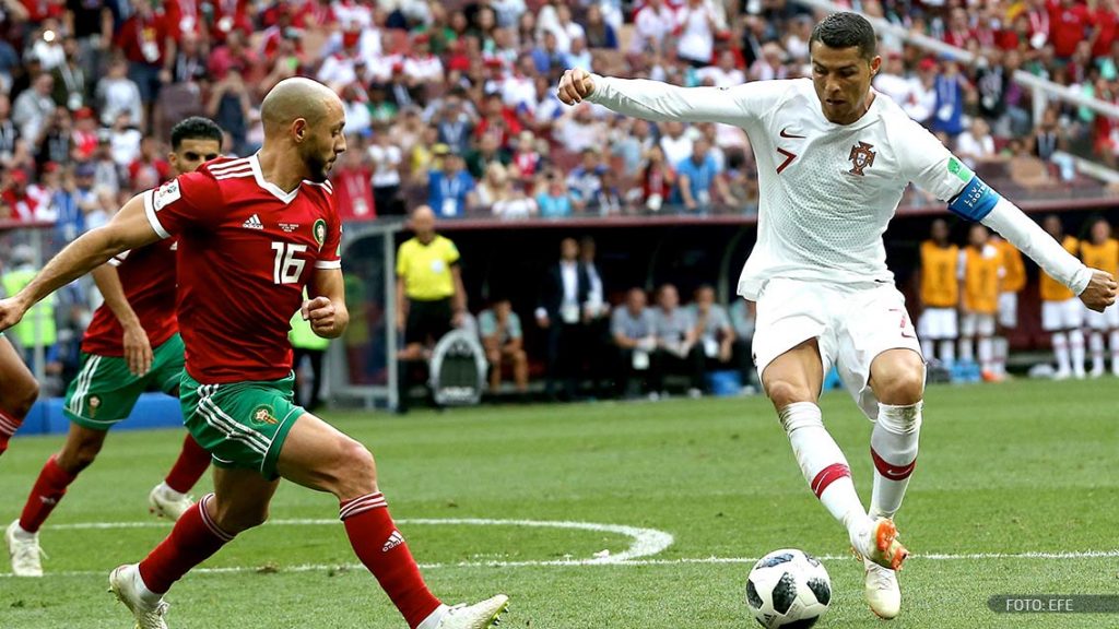 Amrabat y Cristiano Ronaldo disputan un balón