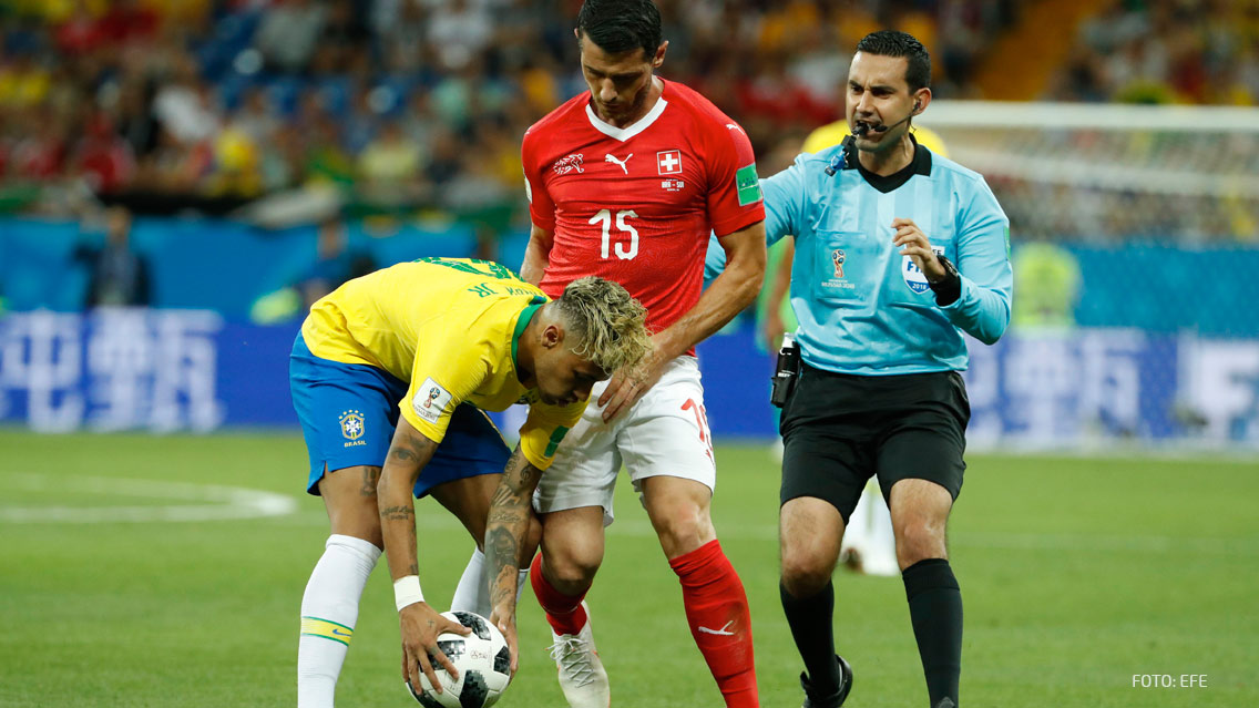 Jugadores de Brasil molestos con arbitraje de César Arturo Ramos